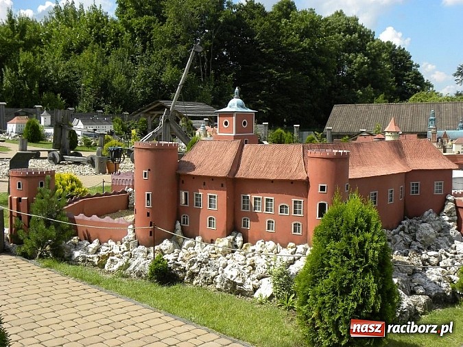 Zdjęcie w galerii na portalu naszraciborz.pl: MiPBP: Szlakiem Orlich Gniazd - wycieczka do Ogrodzieńca i Parku Miniatur wiadomości z regionu