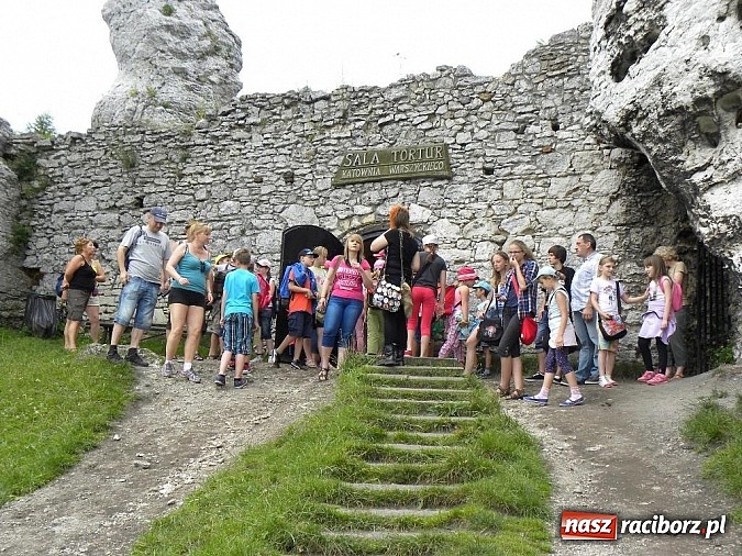 Zdjęcie w galerii na portalu naszraciborz.pl: MiPBP: Szlakiem Orlich Gniazd - wycieczka do Ogrodzieńca i Parku Miniatur wiadomości z regionu