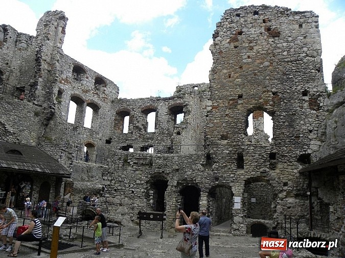 Zdjęcie w galerii na portalu naszraciborz.pl: MiPBP: Szlakiem Orlich Gniazd - wycieczka do Ogrodzieńca i Parku Miniatur wiadomości z regionu