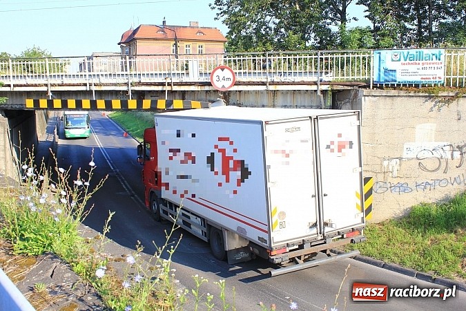 Zdjęcie w galerii na portalu naszraciborz.pl: Tir wbił się w wiadukt na Bosackiej wiadomości z regionu