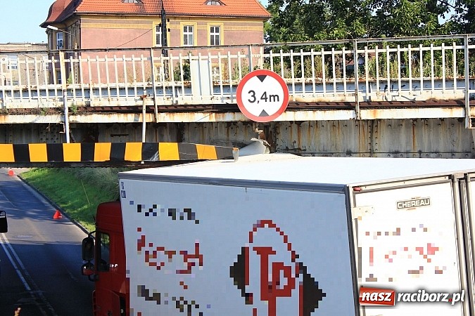 Zdjęcie w galerii na portalu naszraciborz.pl: Tir wbił się w wiadukt na Bosackiej wiadomości z regionu
