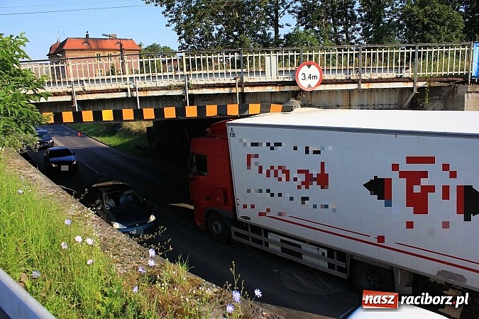Zdjęcie w galerii na portalu naszraciborz.pl: Tir wbił się w wiadukt na Bosackiej wiadomości z regionu