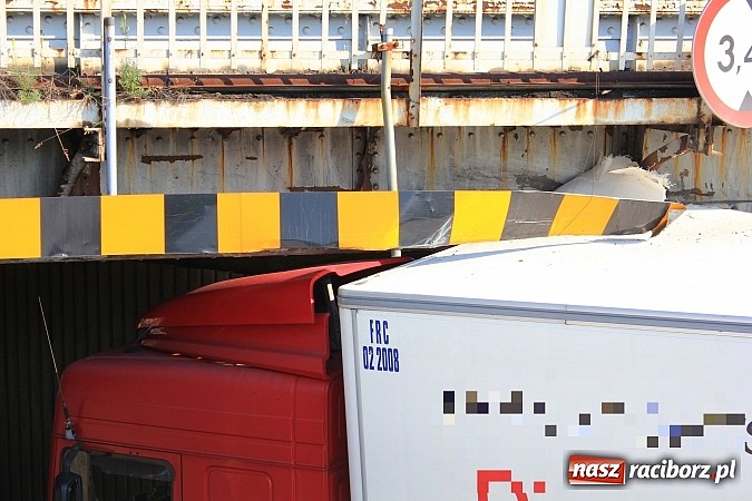 Zdjęcie w galerii na portalu naszraciborz.pl: Tir wbił się w wiadukt na Bosackiej wiadomości z regionu