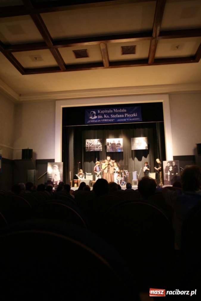 Zdjęcie w galerii na portalu naszraciborz.pl: UNITAS IN VERITATE - kolejni laureaci  wiadomości z regionu