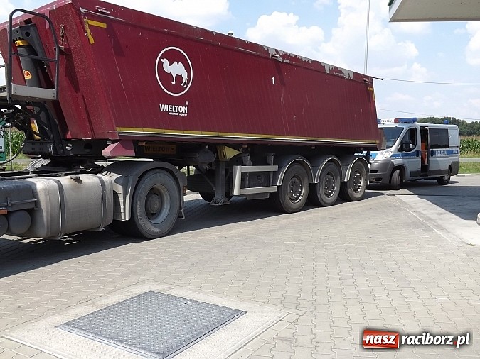 Zdjęcie w galerii na portalu naszraciborz.pl: Kolizja w Markowicach. Tir zahaczył o seicento wiadomości z regionu