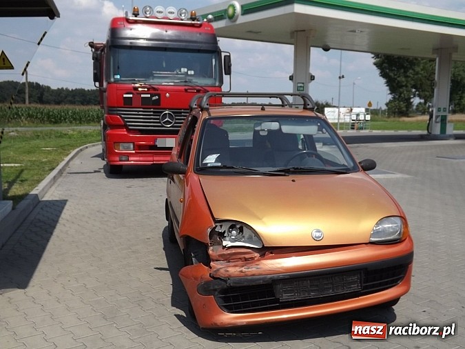 Zdjęcie w galerii na portalu naszraciborz.pl: Kolizja w Markowicach. Tir zahaczył o seicento wiadomości z regionu