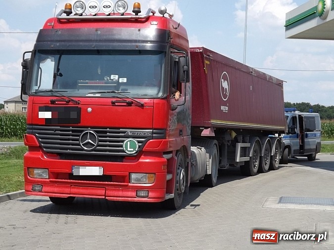 Zdjęcie w galerii na portalu naszraciborz.pl: Kolizja w Markowicach. Tir zahaczył o seicento wiadomości z regionu