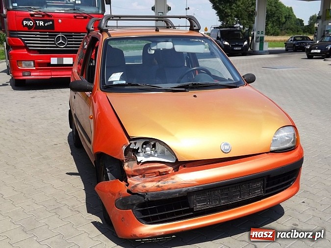 Zdjęcie w galerii na portalu naszraciborz.pl: Kolizja w Markowicach. Tir zahaczył o seicento wiadomości z regionu