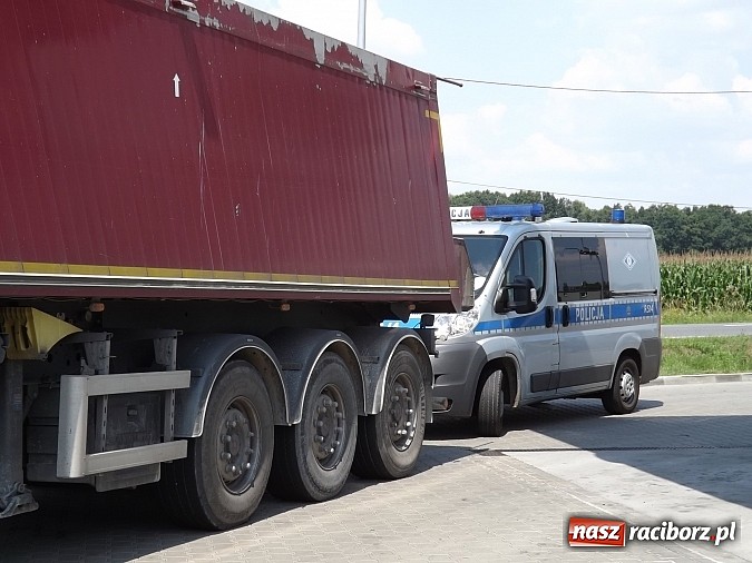 Zdjęcie w galerii na portalu naszraciborz.pl: Kolizja w Markowicach. Tir zahaczył o seicento wiadomości z regionu