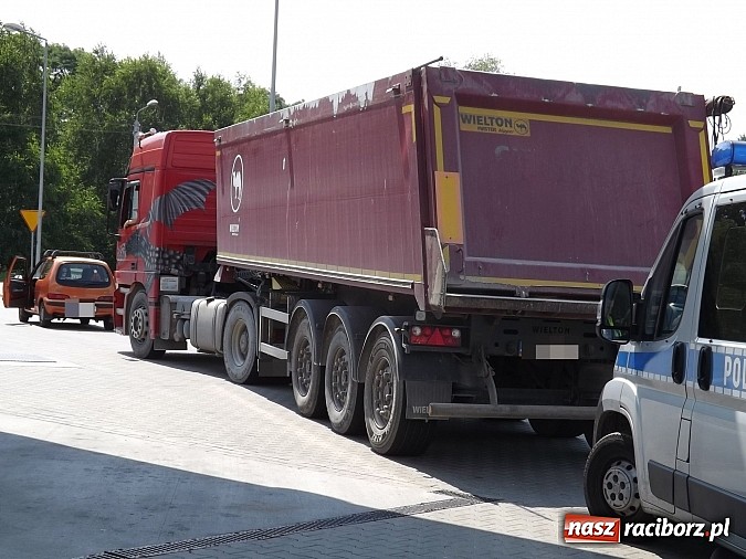 Zdjęcie w galerii na portalu naszraciborz.pl: Kolizja w Markowicach. Tir zahaczył o seicento wiadomości z regionu