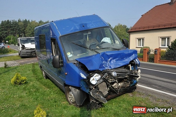 Zdjęcie w galerii na portalu naszraciborz.pl: Zderzenie busów na DW 919 w miejscowości Rudy - Kolonia Renerowska wiadomości z regionu