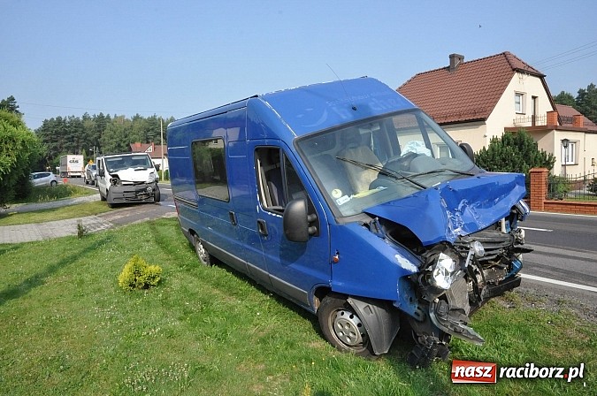 Zdjęcie w galerii na portalu naszraciborz.pl: Zderzenie busów na DW 919 w miejscowości Rudy - Kolonia Renerowska wiadomości z regionu