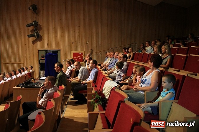 Zdjęcie w galerii na portalu naszraciborz.pl: Powiatowe Święto Policji w Kuźni Raciborskiej. 83 policjant&oacute;w otrzymało awanse wiadomości z regionu