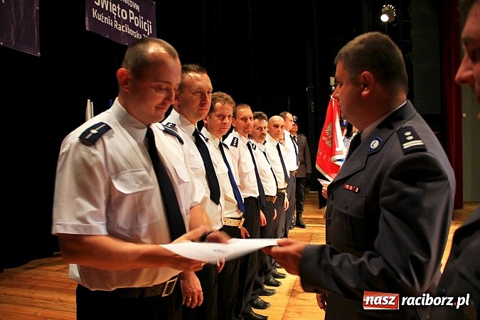 Zdjęcie w galerii na portalu naszraciborz.pl: Powiatowe Święto Policji w Kuźni Raciborskiej. 83 policjant&oacute;w otrzymało awanse wiadomości z regionu
