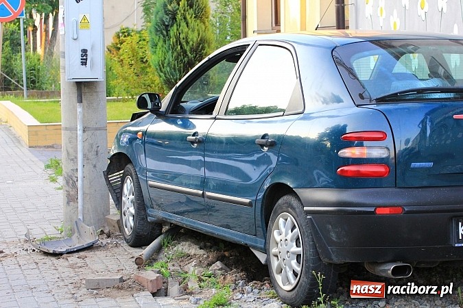 Zdjęcie w galerii na portalu naszraciborz.pl: Fiat brava wjechał w latarnię na Starowiejskiej wiadomości z regionu