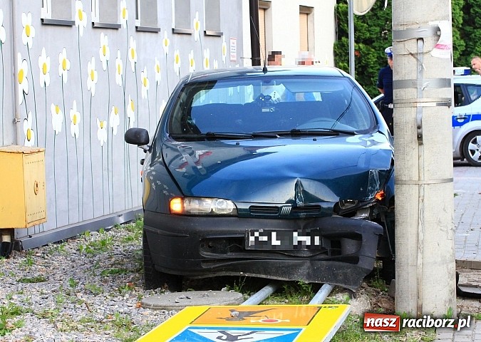 Zdjęcie w galerii na portalu naszraciborz.pl: Fiat brava wjechał w latarnię na Starowiejskiej wiadomości z regionu