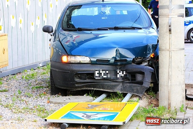 Zdjęcie w galerii na portalu naszraciborz.pl: Fiat brava wjechał w latarnię na Starowiejskiej wiadomości z regionu