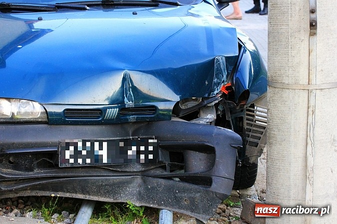 Zdjęcie w galerii na portalu naszraciborz.pl: Fiat brava wjechał w latarnię na Starowiejskiej wiadomości z regionu