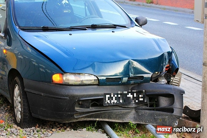 Zdjęcie w galerii na portalu naszraciborz.pl: Fiat brava wjechał w latarnię na Starowiejskiej wiadomości z regionu
