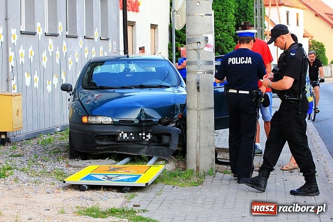 Zdjęcie w galerii na portalu naszraciborz.pl: Fiat brava wjechał w latarnię na Starowiejskiej wiadomości z regionu