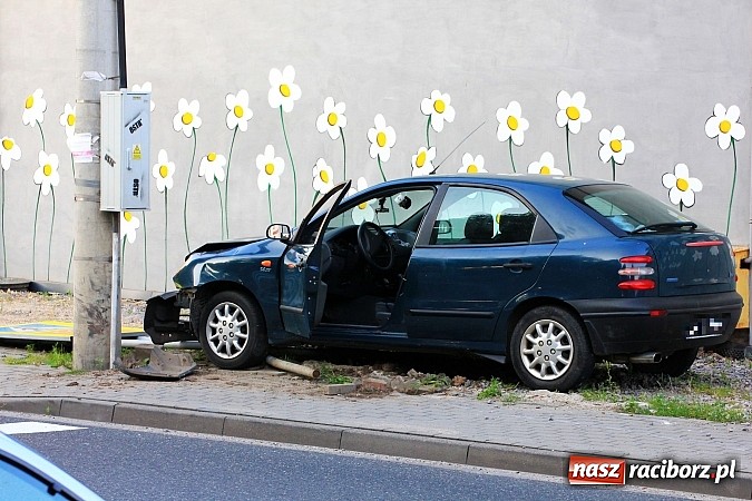 Zdjęcie w galerii na portalu naszraciborz.pl: Fiat brava wjechał w latarnię na Starowiejskiej wiadomości z regionu