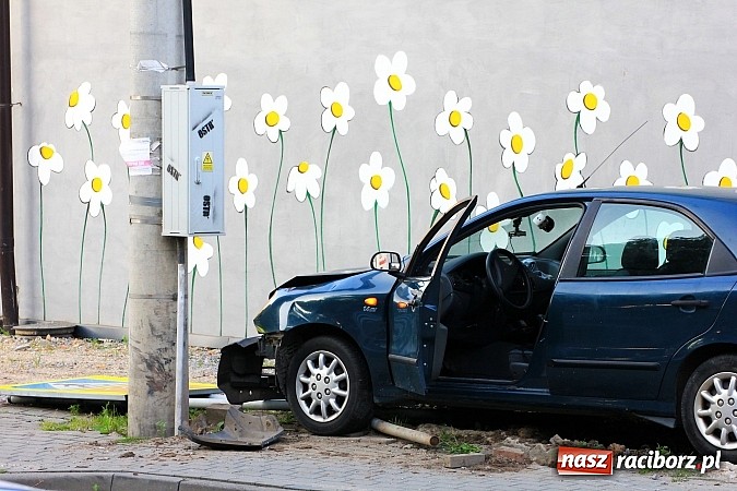 Zdjęcie w galerii na portalu naszraciborz.pl: Fiat brava wjechał w latarnię na Starowiejskiej wiadomości z regionu