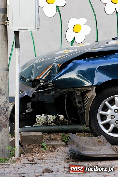 Zdjęcie w galerii na portalu naszraciborz.pl: Fiat brava wjechał w latarnię na Starowiejskiej wiadomości z regionu