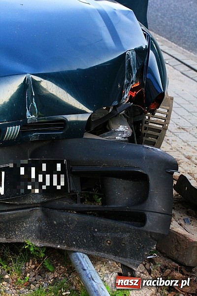Zdjęcie w galerii na portalu naszraciborz.pl: Fiat brava wjechał w latarnię na Starowiejskiej wiadomości z regionu
