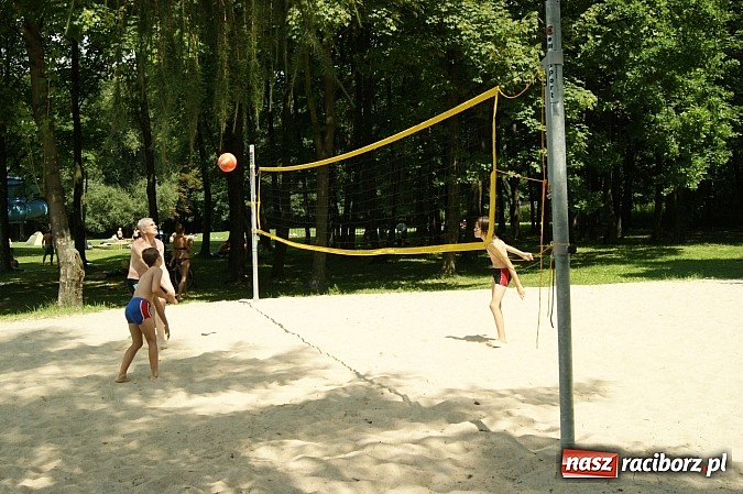 Zdjęcie w galerii na portalu naszraciborz.pl: Tak się odpoczywa na kąpielisku Obora wiadomości z regionu