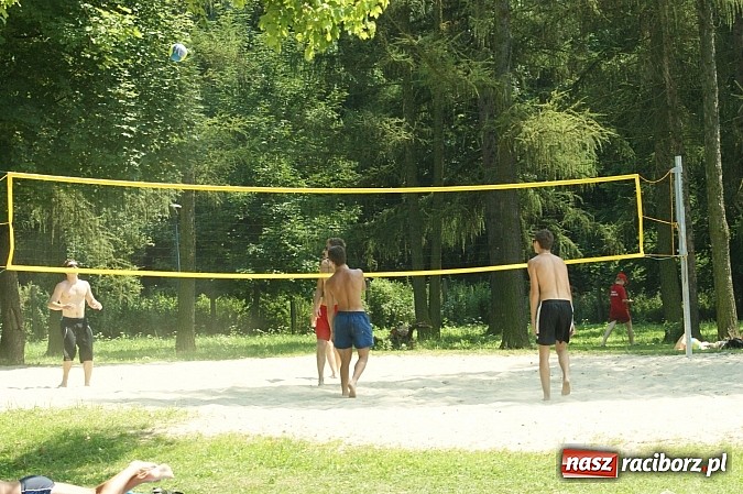 Zdjęcie w galerii na portalu naszraciborz.pl: Tak się odpoczywa na kąpielisku Obora wiadomości z regionu