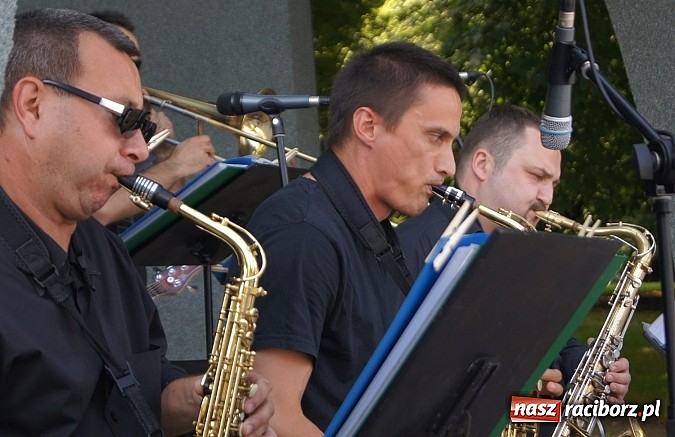 Zdjęcie w galerii na portalu naszraciborz.pl: Światowe evergreeny zabrzmiały w Parku Roth wiadomości z regionu