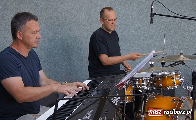 Zdjęcie w galerii na portalu naszraciborz.pl: Światowe evergreeny zabrzmiały w Parku Roth wiadomości z regionu