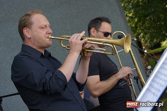 Zdjęcie w galerii na portalu naszraciborz.pl: Światowe evergreeny zabrzmiały w Parku Roth wiadomości z regionu