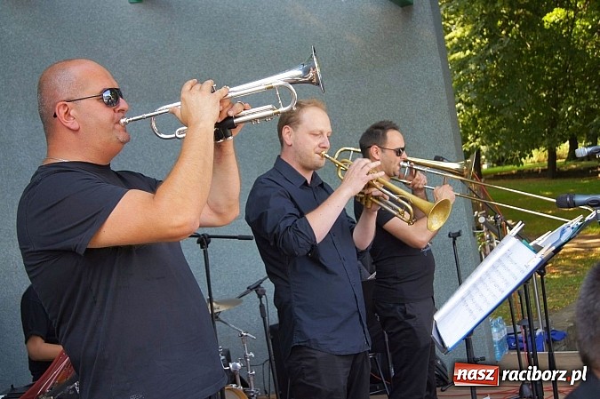 Zdjęcie w galerii na portalu naszraciborz.pl: Światowe evergreeny zabrzmiały w Parku Roth wiadomości z regionu
