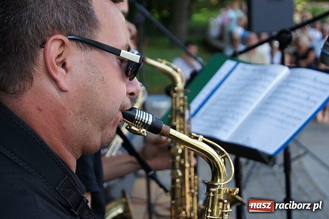 Zdjęcie w galerii na portalu naszraciborz.pl: Światowe evergreeny zabrzmiały w Parku Roth wiadomości z regionu