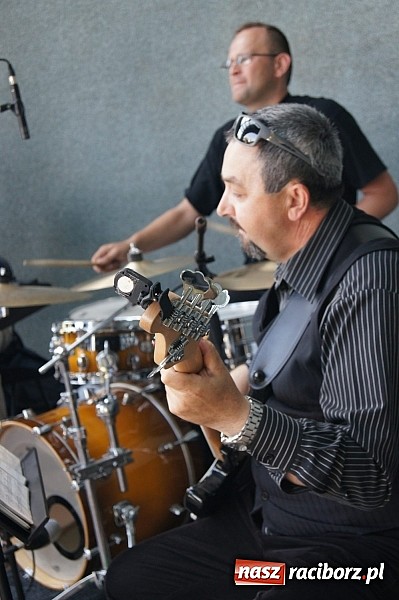 Zdjęcie w galerii na portalu naszraciborz.pl: Światowe evergreeny zabrzmiały w Parku Roth wiadomości z regionu