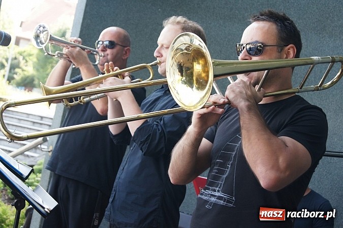 Zdjęcie w galerii na portalu naszraciborz.pl: Światowe evergreeny zabrzmiały w Parku Roth wiadomości z regionu