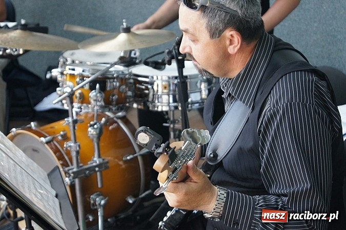 Zdjęcie w galerii na portalu naszraciborz.pl: Światowe evergreeny zabrzmiały w Parku Roth wiadomości z regionu