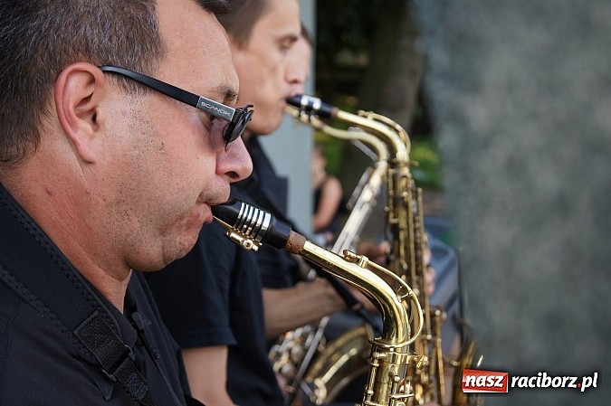 Zdjęcie w galerii na portalu naszraciborz.pl: Światowe evergreeny zabrzmiały w Parku Roth wiadomości z regionu