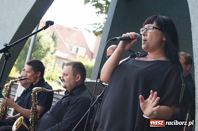 Zdjęcie w galerii na portalu naszraciborz.pl: Światowe evergreeny zabrzmiały w Parku Roth wiadomości z regionu