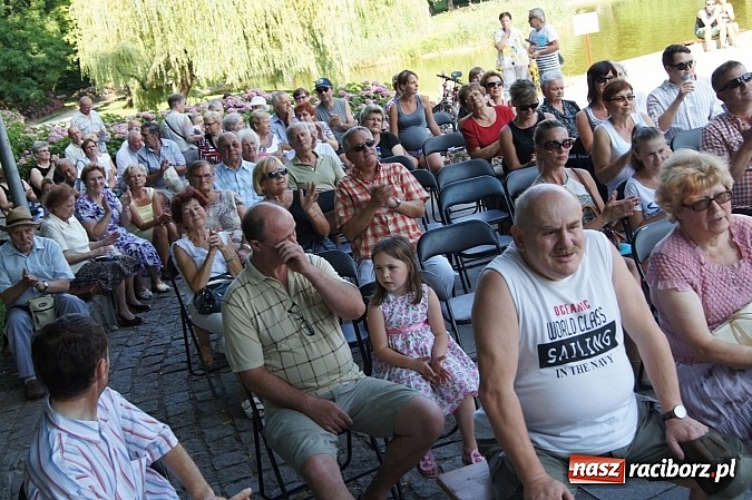 Zdjęcie w galerii na portalu naszraciborz.pl: Światowe evergreeny zabrzmiały w Parku Roth wiadomości z regionu