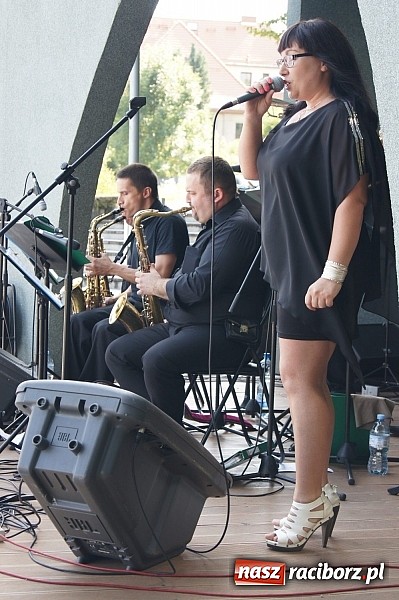 Zdjęcie w galerii na portalu naszraciborz.pl: Światowe evergreeny zabrzmiały w Parku Roth wiadomości z regionu