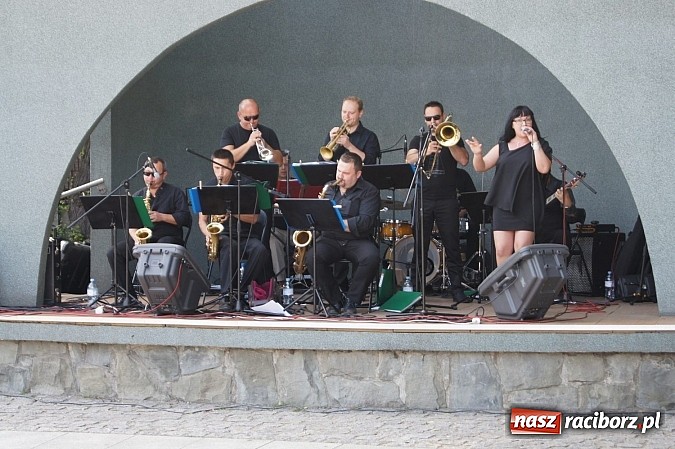 Zdjęcie w galerii na portalu naszraciborz.pl: Światowe evergreeny zabrzmiały w Parku Roth wiadomości z regionu