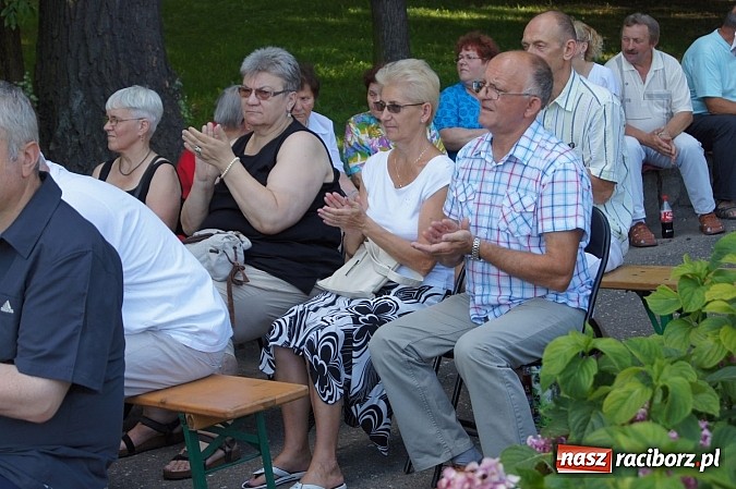 Zdjęcie w galerii na portalu naszraciborz.pl: Światowe evergreeny zabrzmiały w Parku Roth wiadomości z regionu