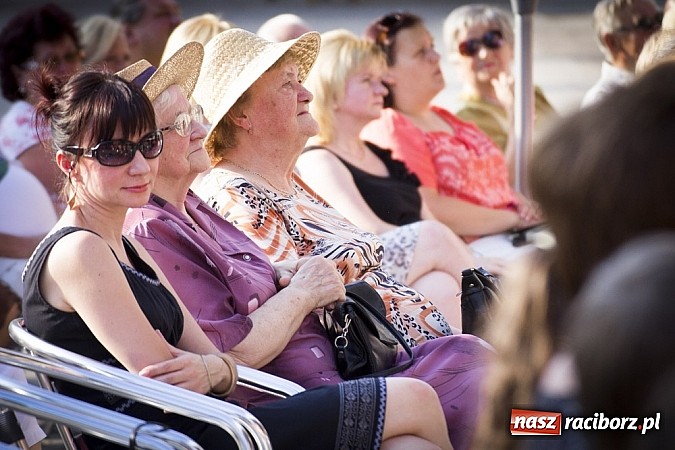 Zdjęcie w galerii na portalu naszraciborz.pl: W krainie uśmiechu - wyjątkowa gala operetkowa na zamkowym dziedzińcu wiadomości z regionu