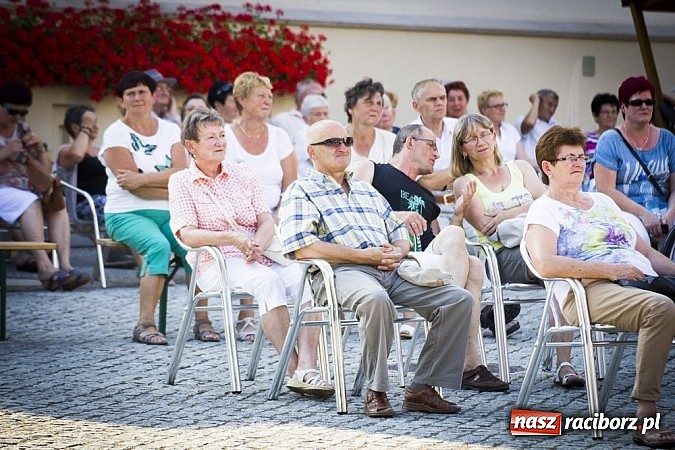 Zdjęcie w galerii na portalu naszraciborz.pl: W krainie uśmiechu - wyjątkowa gala operetkowa na zamkowym dziedzińcu wiadomości z regionu