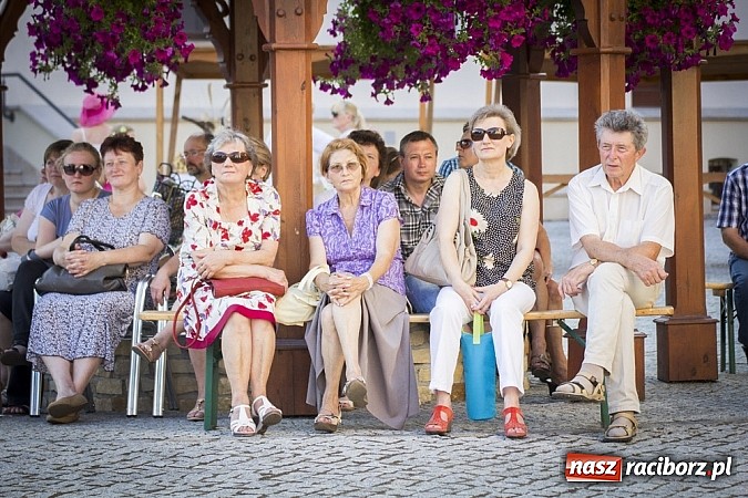 Zdjęcie w galerii na portalu naszraciborz.pl: W krainie uśmiechu - wyjątkowa gala operetkowa na zamkowym dziedzińcu wiadomości z regionu