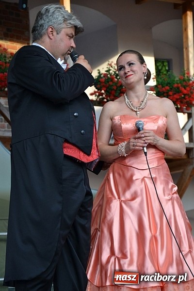 Zdjęcie w galerii na portalu naszraciborz.pl: W krainie uśmiechu - wyjątkowa gala operetkowa na zamkowym dziedzińcu wiadomości z regionu