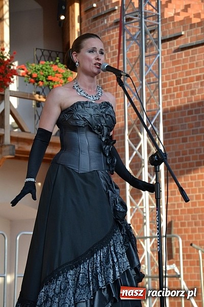 Zdjęcie w galerii na portalu naszraciborz.pl: W krainie uśmiechu - wyjątkowa gala operetkowa na zamkowym dziedzińcu wiadomości z regionu