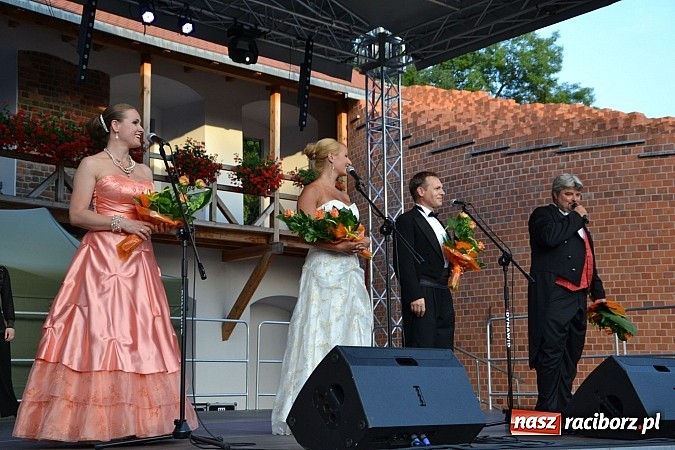 Zdjęcie w galerii na portalu naszraciborz.pl: W krainie uśmiechu - wyjątkowa gala operetkowa na zamkowym dziedzińcu wiadomości z regionu